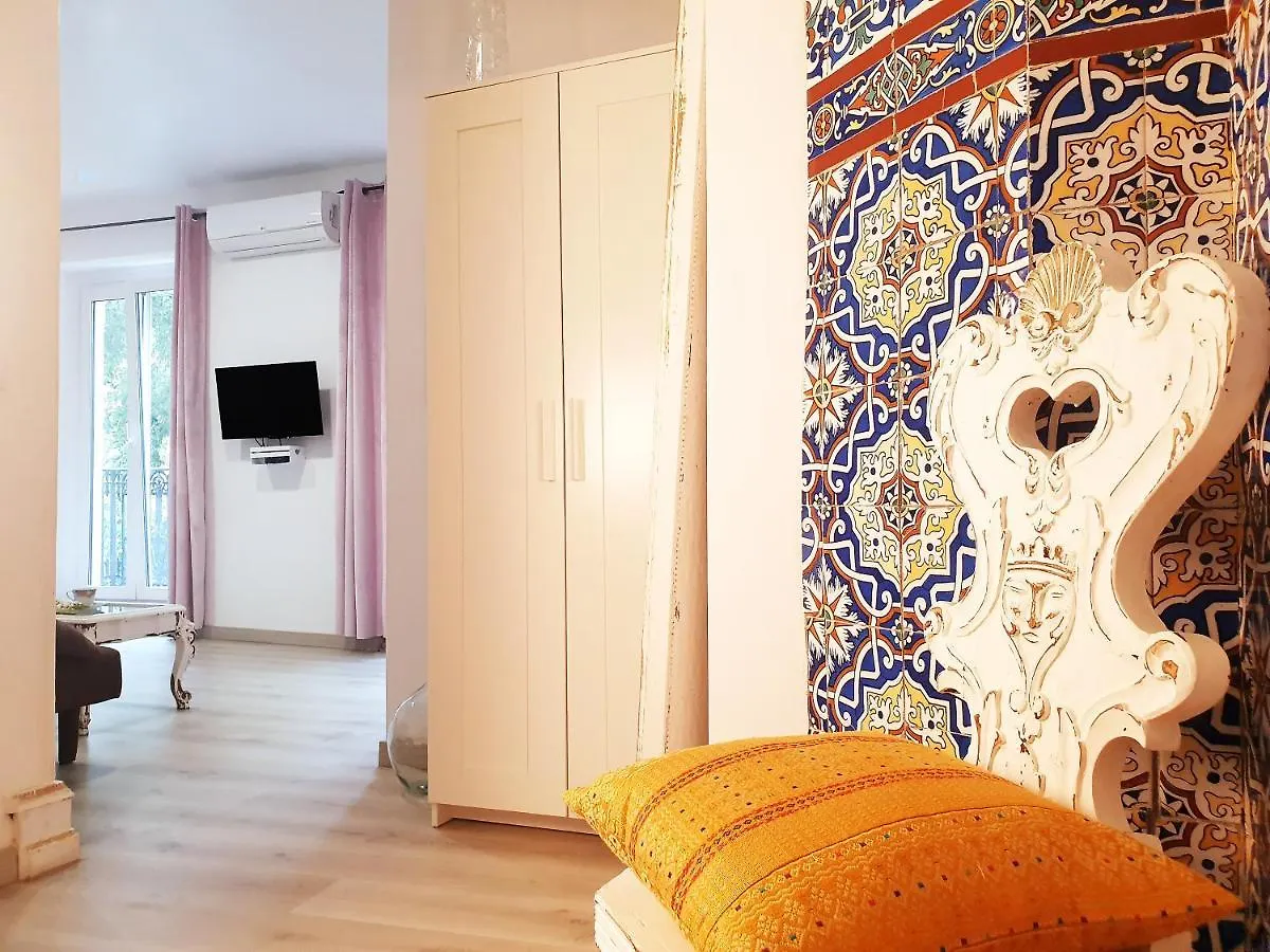 Palace House Hercules - Apartments Seville Homestay