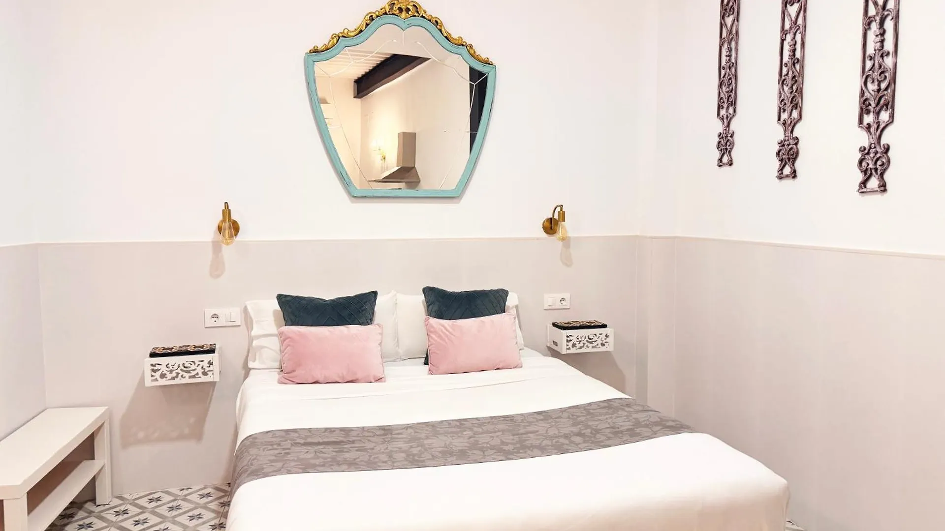 Homestay Palace House Hercules - Apartments Seville