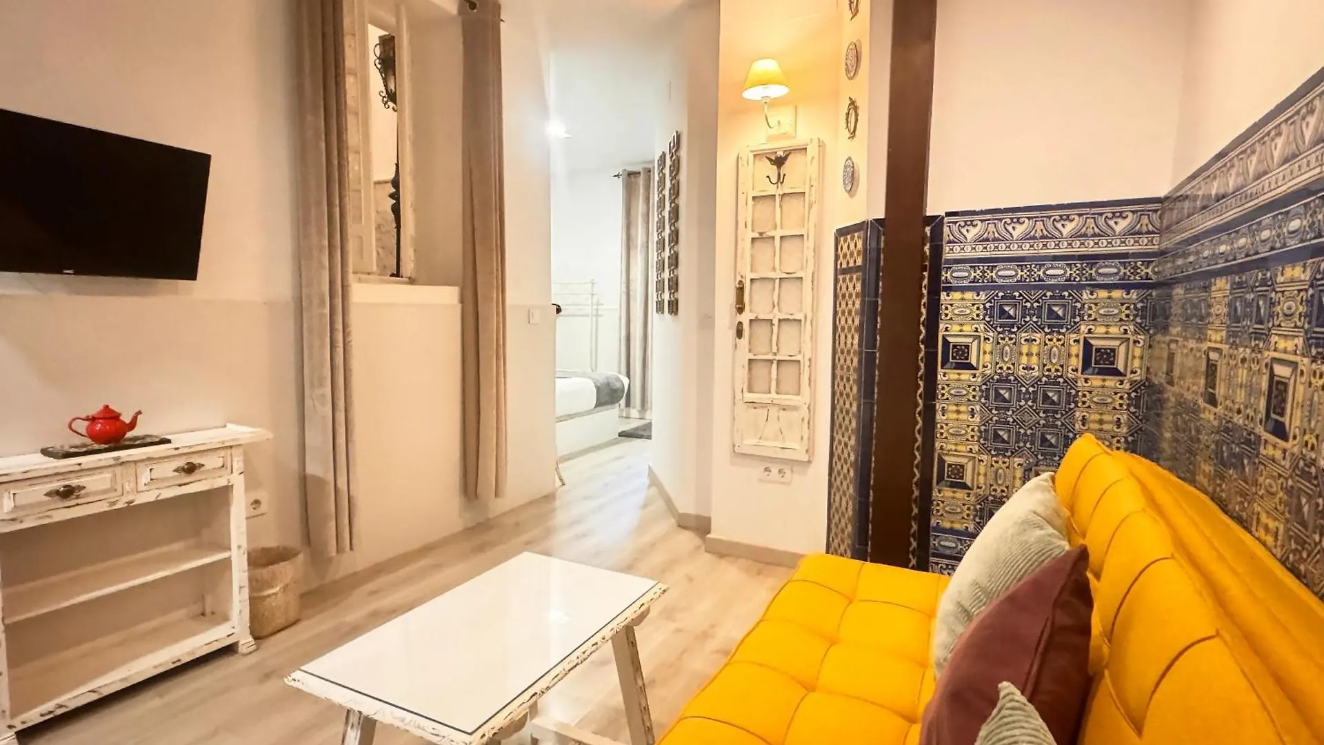 Palace House Hercules - Apartments Seville Homestay