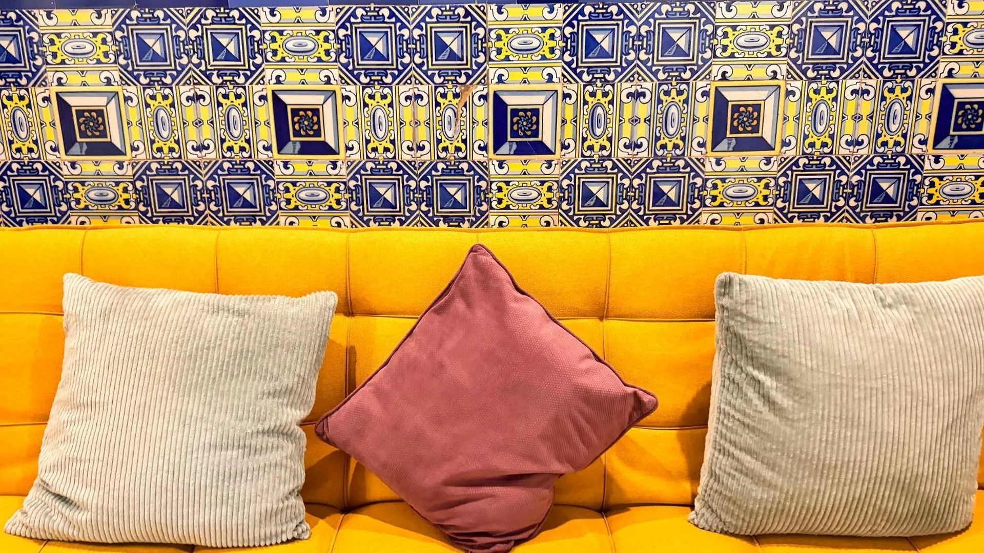Palace House Hercules - Apartments Seville Homestay