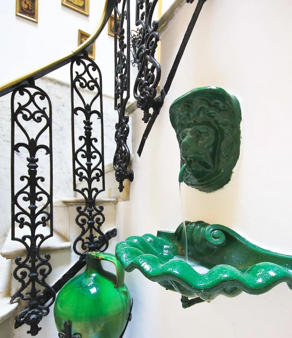 Palace House Hercules - Apartments Seville Homestay